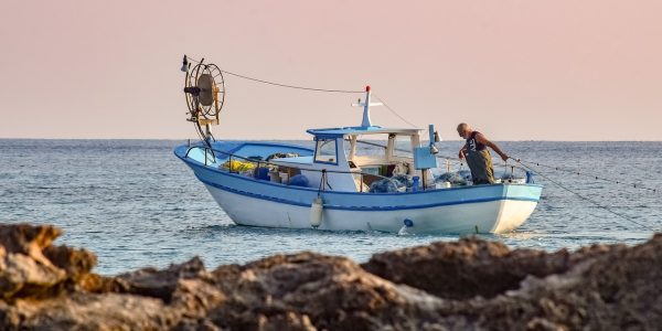 fishing-boat-5736839_1280